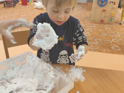 Hrátky na sněhu bez sněhu, koule z papíru a bublifuku a pěny na holení