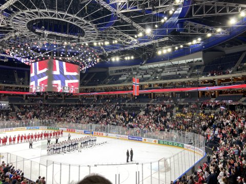 Vybraní žáci za odměnu na zápase Norsko Dánsko na MS v hokeji v Praze