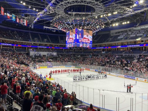 Vybraní žáci za odměnu na zápase Norsko Dánsko na MS v hokeji v Praze