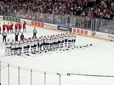 Vybraní žáci za odměnu na zápase Norsko Dánsko na MS v hokeji v Praze