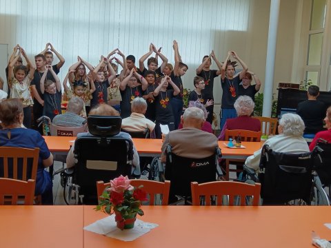 Podzimní vystoupení žáků ze Základní školy speciální potěšilo seniory v Dolní Libchavě