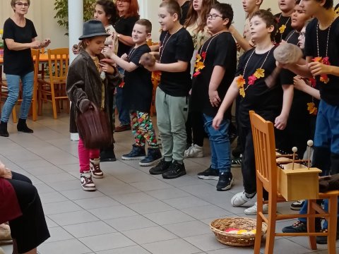 Podzimní vystoupení žáků ze Základní školy speciální potěšilo seniory v Dolní Libchavě