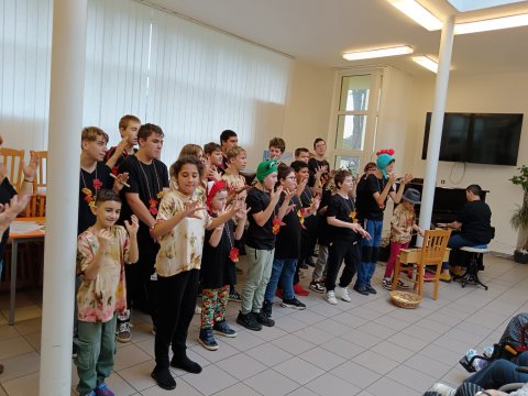 Podzimní vystoupení žáků ze Základní školy speciální potěšilo seniory v Dolní Libchavě
