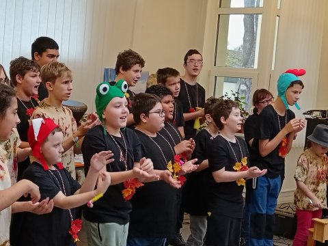 Podzimní vystoupení žáků ze Základní školy speciální potěšilo seniory v Dolní Libchavě