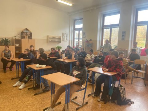 Bankéři ve škole: Žáci 2.P se učili, jak se chovat ve světě financí