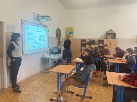 Bankéři ve škole: Žáci 2.P se učili, jak se chovat ve světě financí