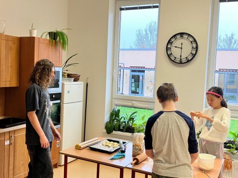 Pečení svatomartinských rohlíčků 6.C